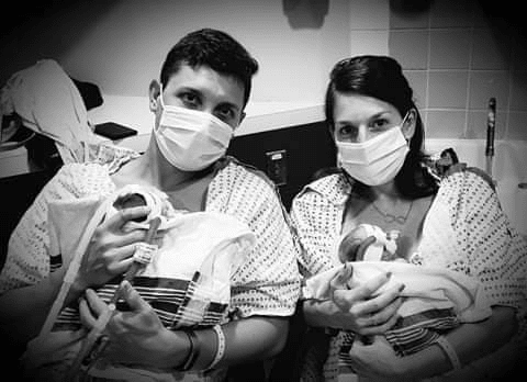 Создатели коллекции Патрик и Джулиана со своими дочерьми, которые родились недоношенными Источник: https://minimiracles.org/