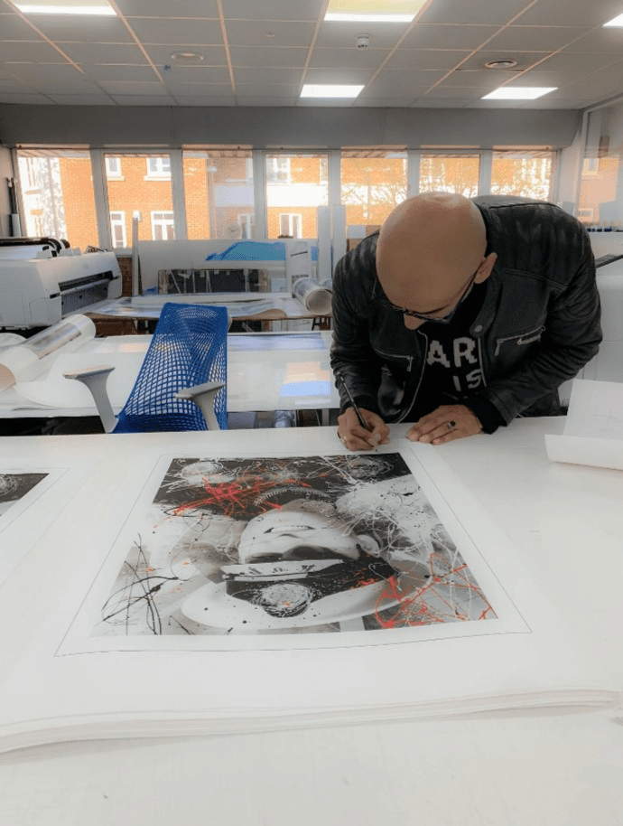 Zoobs собственноручно подписывает работы Источник: medium.com/elmonx