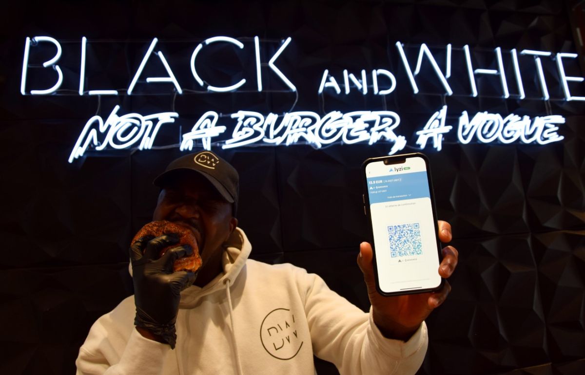 Signature exclusive burgers at the Black and White Burger chain - only for crypto! Source:  lavenir.net