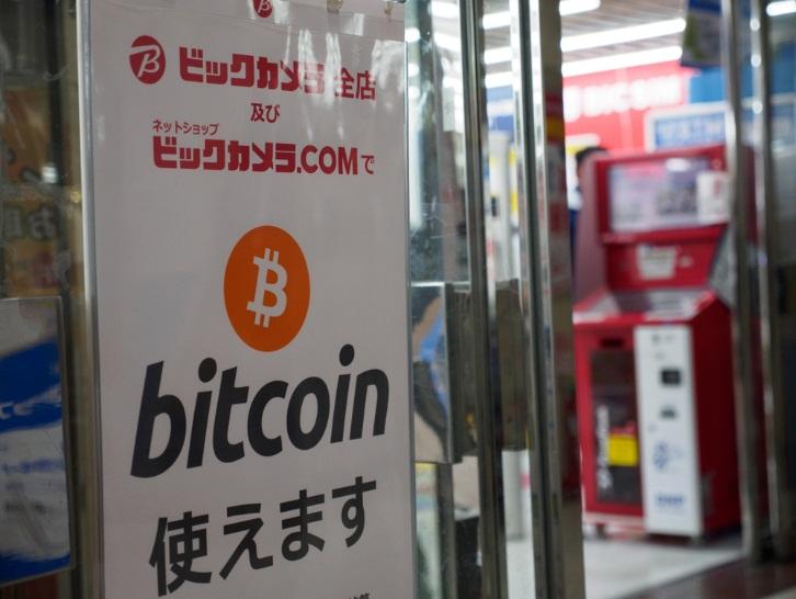 Магазины еще на входе информируют, что принимают биткоин 