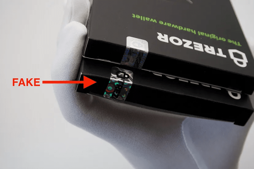 Оригінальна голографічна пломба на Trezor One (вгорі) і підроблена (внизу). Джерело: blog.trezor.io/