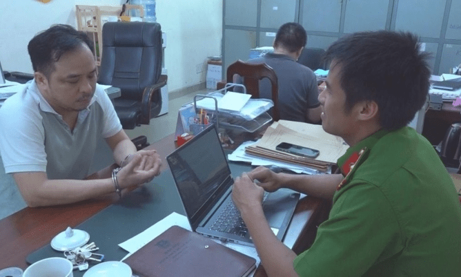 Suspected fraudster (left). Source: Official VnExpress website