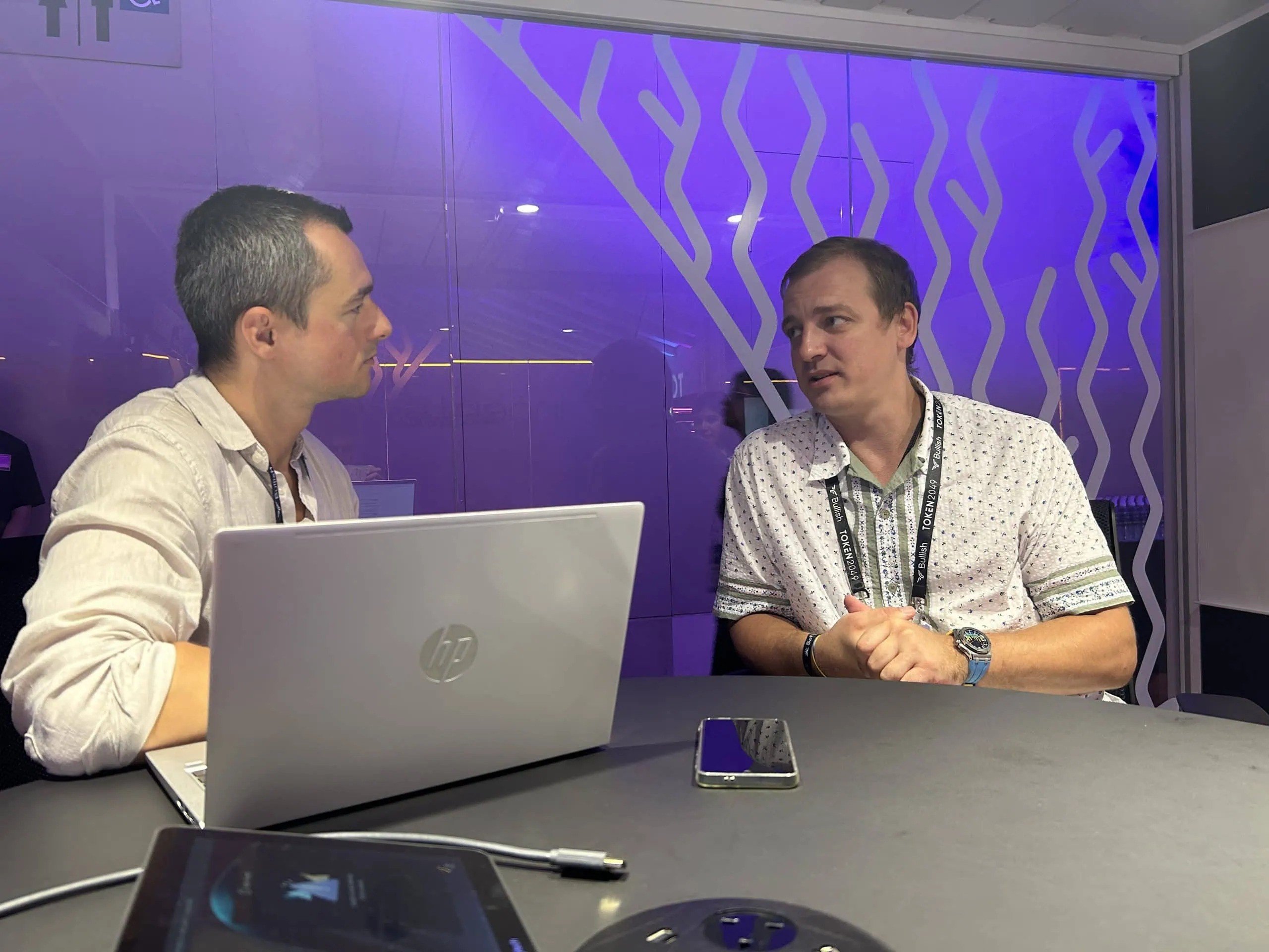 Image by BTC-ECHO | In an interview, WhiteBIT CEO Volodymyr Nosov (right) answers questions from editor-in-chief Sven Wagenknecht (left)