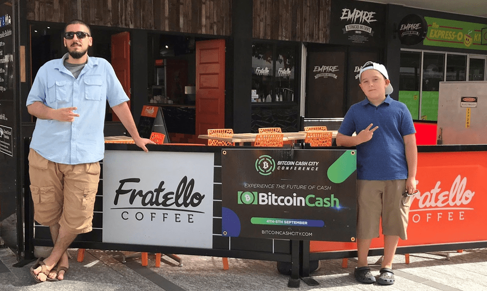 Bitcoin Cash-ის მორიგი კონფერენციის რეკლამა ტაუნზვილის ერთ-ერთი კაფეს შესასვლელთან.