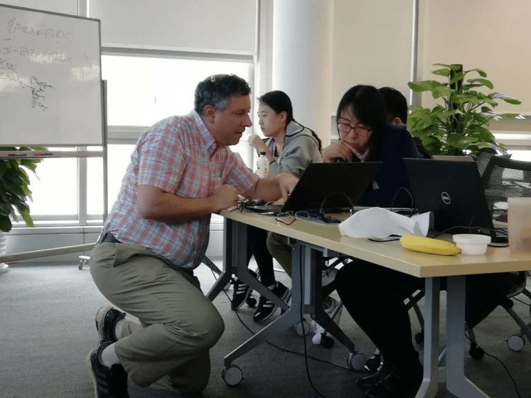 Ревен Лернер учит программированию студентов со всего мира Источник: lerner.co.il