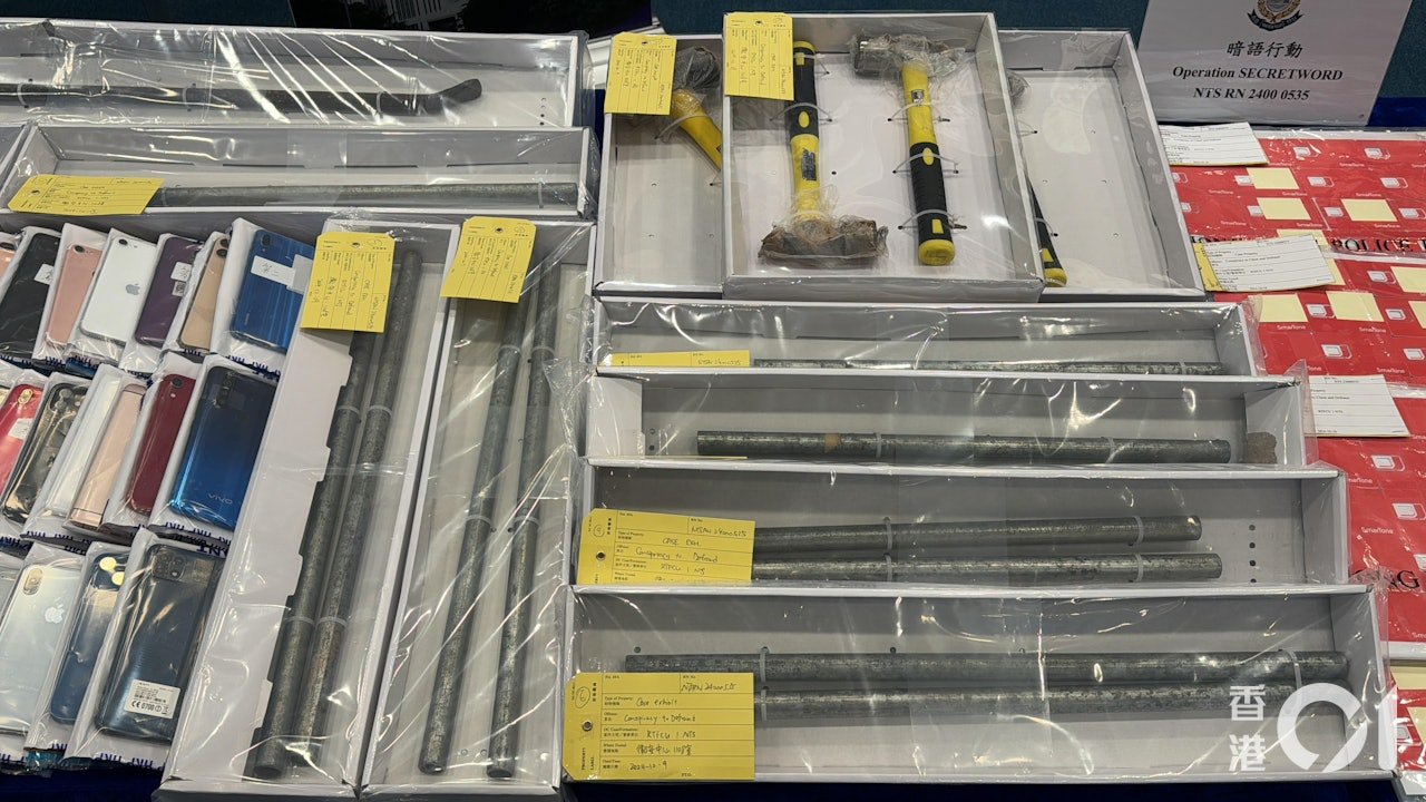 The police seized mobile phones, weapons, and other equipment from the syndicate’s office. Source: hk01.com