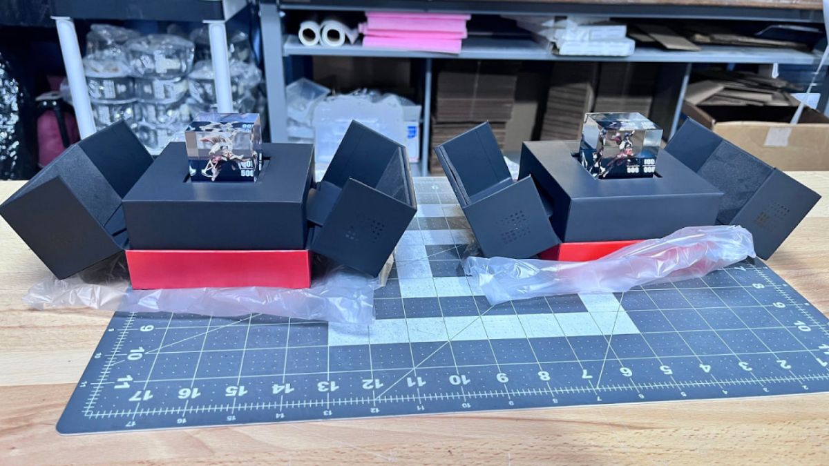 Приклади фізичних колекційних предметів. Джерело: офіційний Twitter Assassin Creed Smart Collectibles