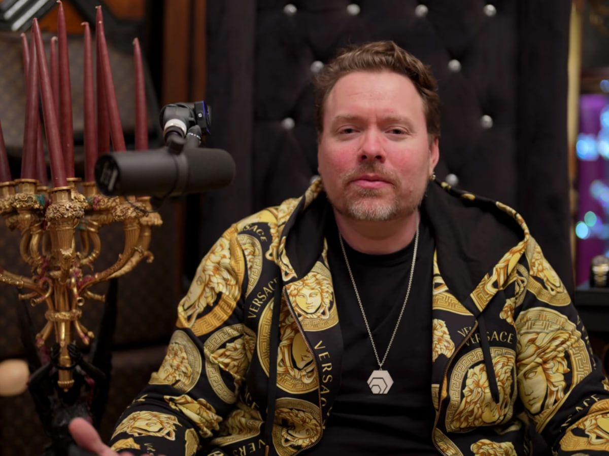 Richard Heart with a medallion featuring the HEX logo. Source: YouTube