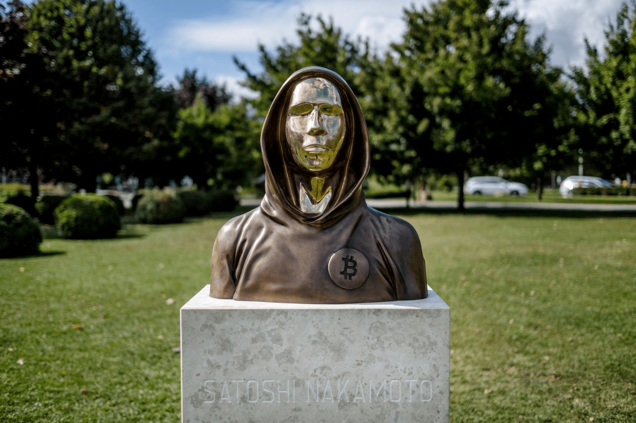 Памятник Сатоши в Будапеште. Источник: Reddit