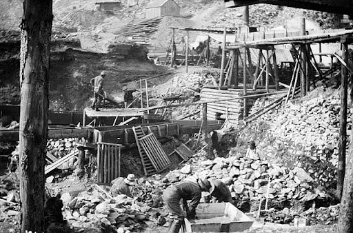 Gold mining during the Klondike Gold Rush. Source: https://data2.collectionscanada.ca/ap/a/a016944.jpg