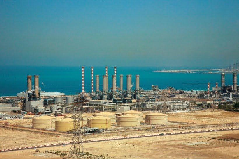 Установки для опреснения воды около Дубая. Источник: TravelAsk