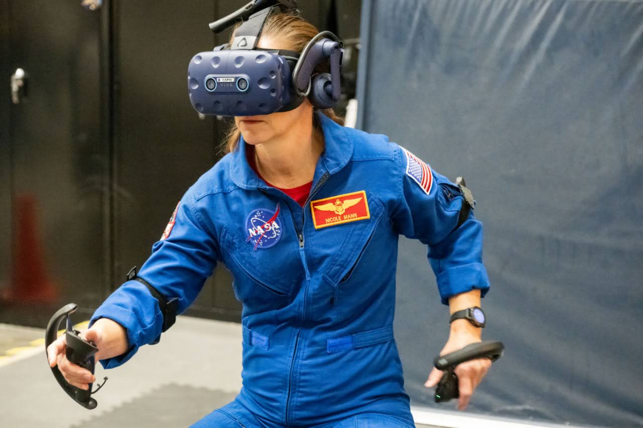 Nicole Mann explores the Gateway in virtual reality. Source: nasa.gov